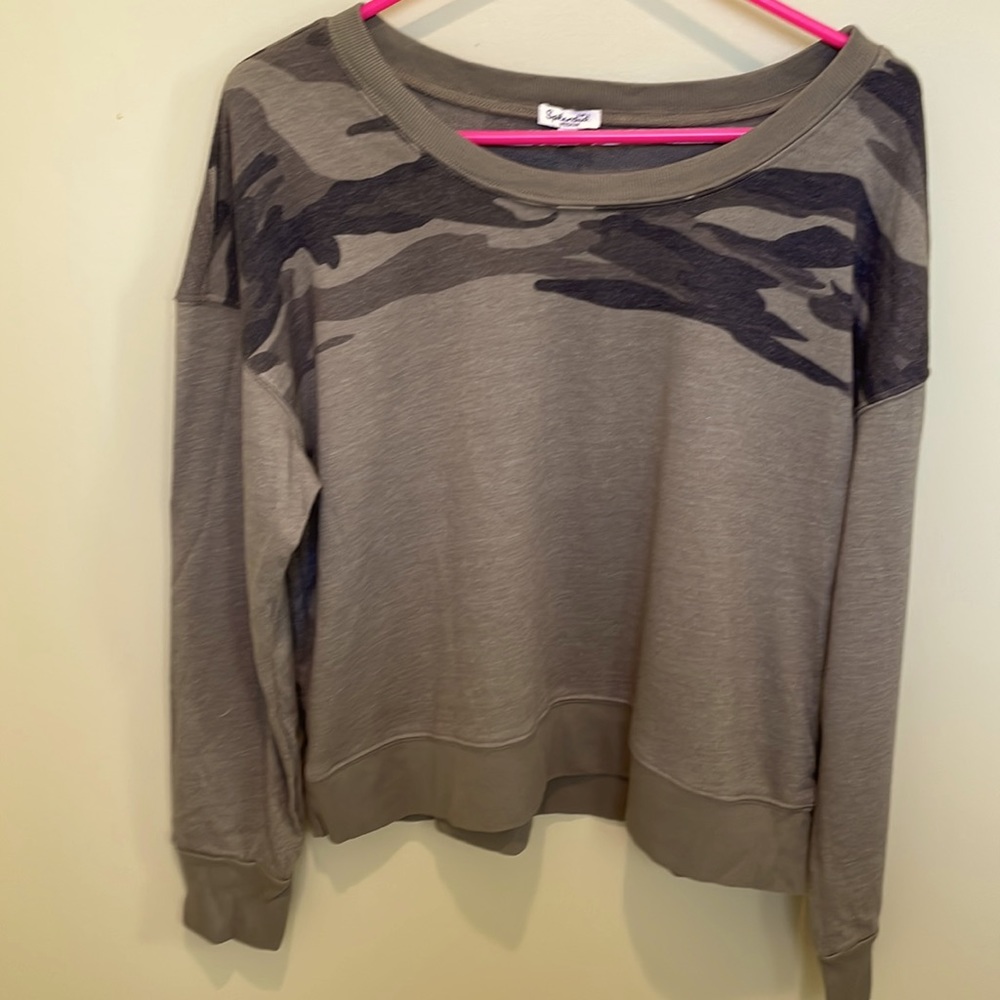 NWT Splendid Women’s long sleeve camouflage olive green sweatshirt, size Medium